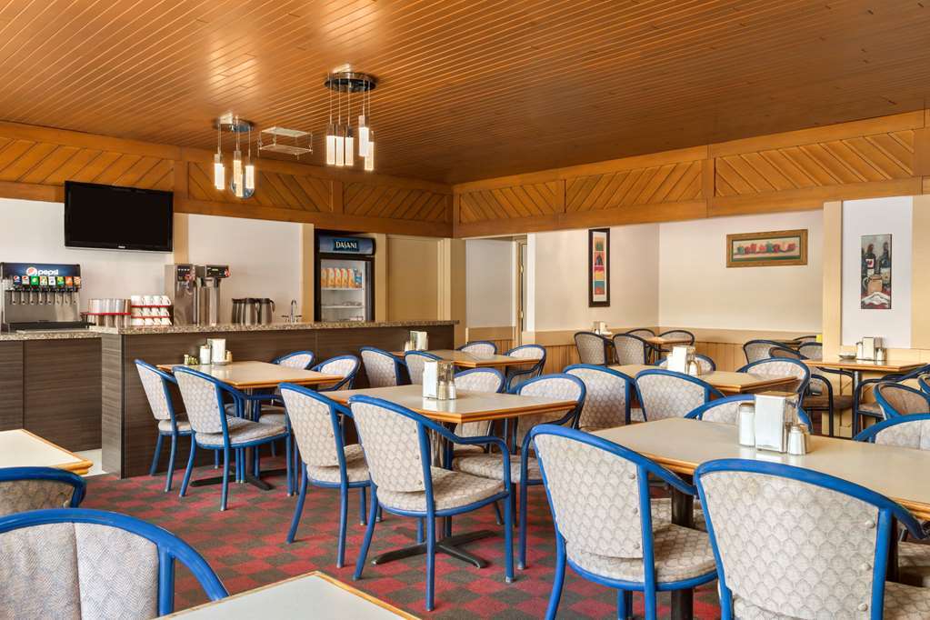Travelodge Hanna Canada Grey المطعم الصورة