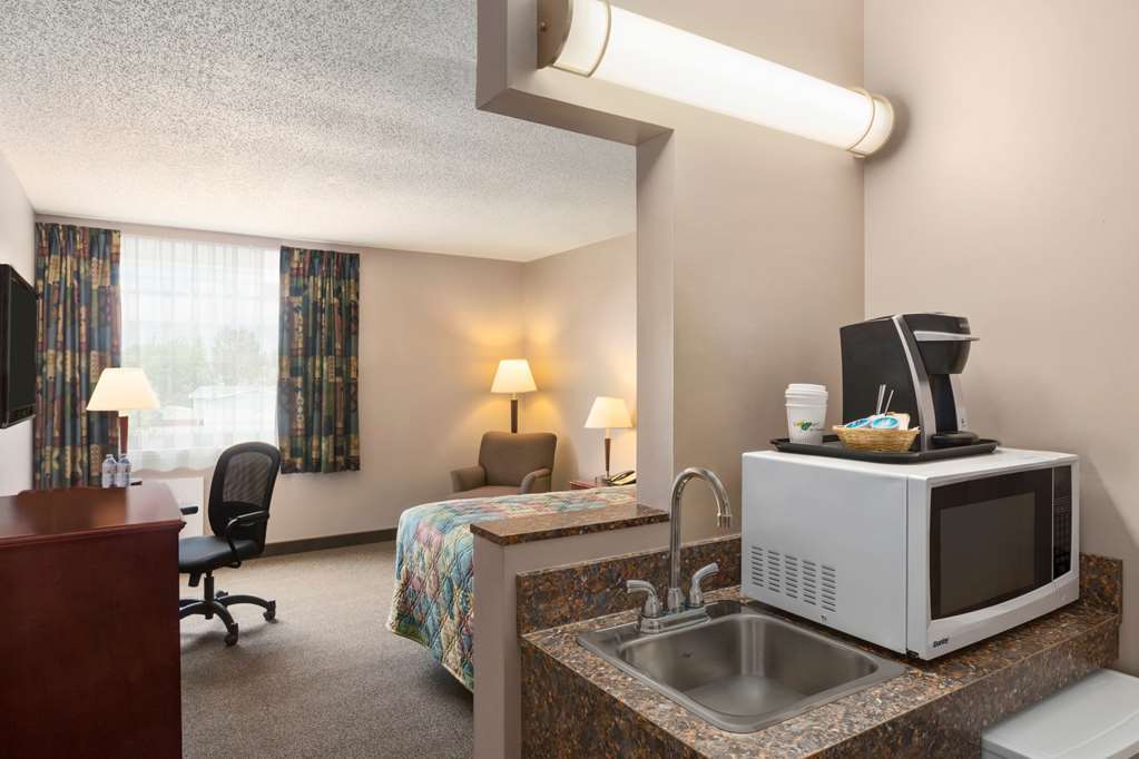 Travelodge Hanna Canada Grey الغرفة الصورة
